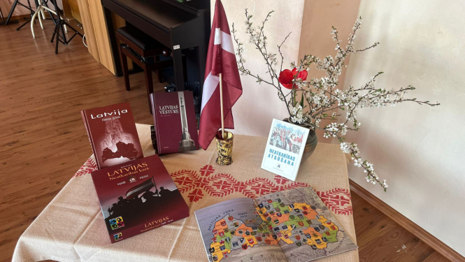 “Baltā galdauta stāsti” Veģos – patriotiskas noskaņas, dzeja un sirsnīgas dziesmas
