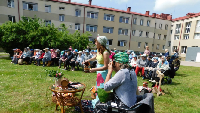 Filiālē “Iļģi” skanīgi ielīgo Jāņus.