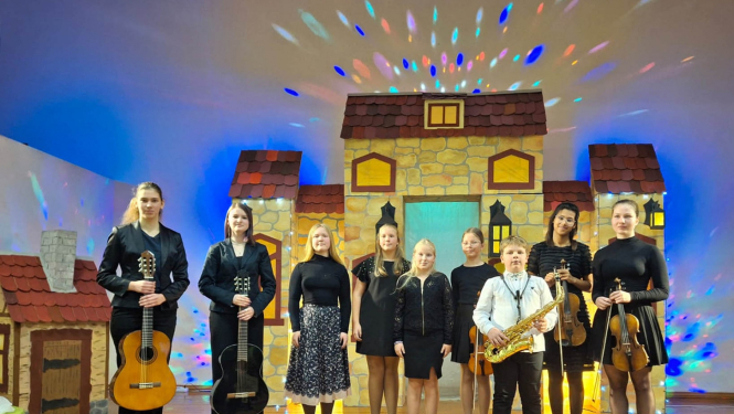 Aizputes mūzikas skolas audzēkņi un pedagogi