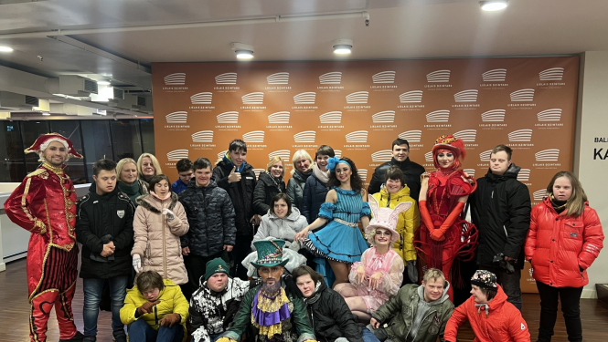  izrādi “Alise Brīnumzemē”