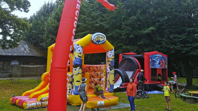 Kāds lēkājot, kāds vienkārši zvilnot