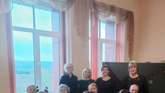 Darbinieku kopbilde ar ziediem