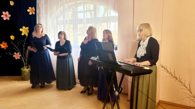 Skanīgs pavasara sveiciens “Aizvīķos” – ansambļa “Savs stils” koncerts priecē klientus