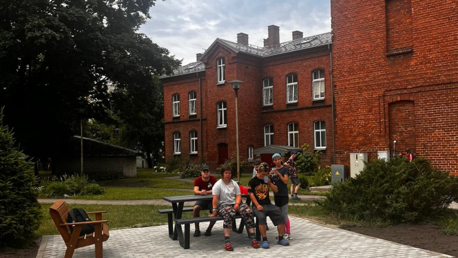 Ir tapušas bruģētas atpūtas vietas