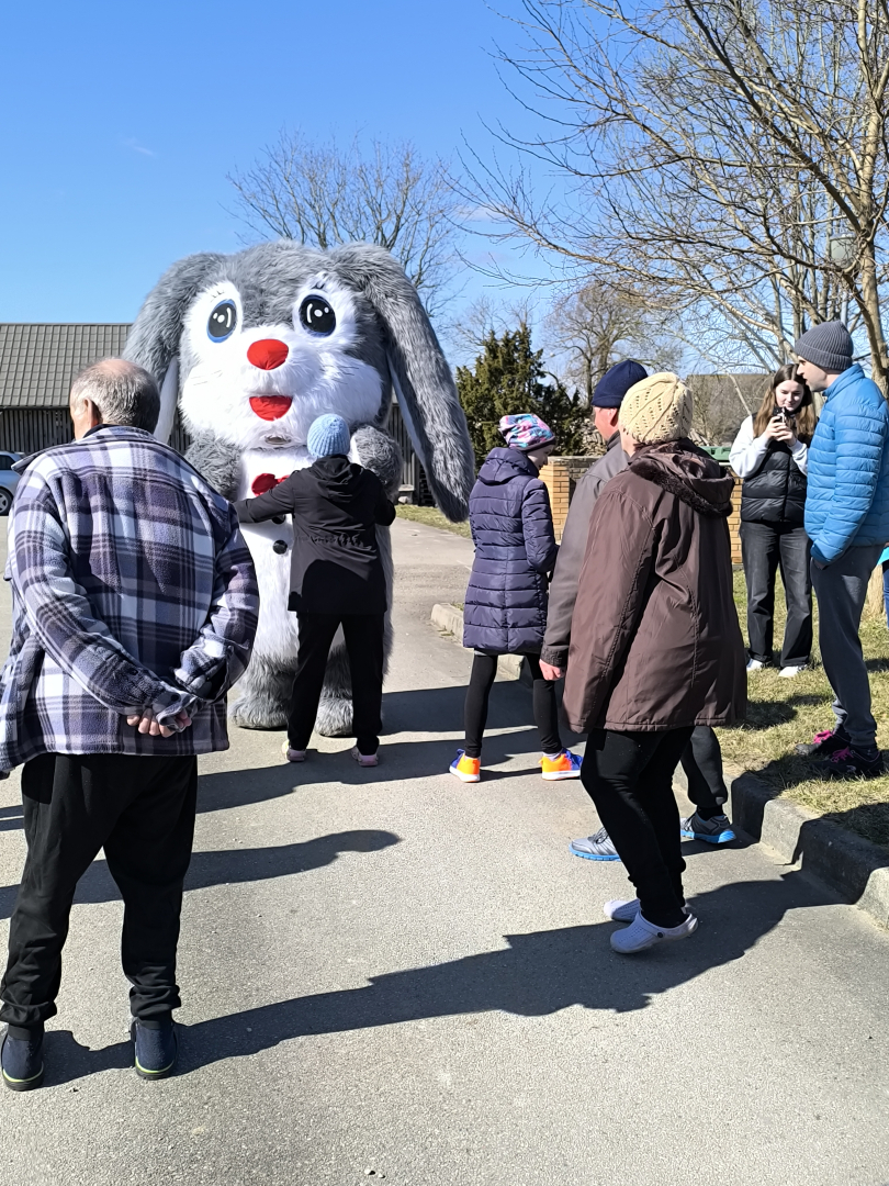Lieldienu zaķa sagaidīšana “Gudeniekos” – rotaļas, šūpoles un prieka pilni mirkļi