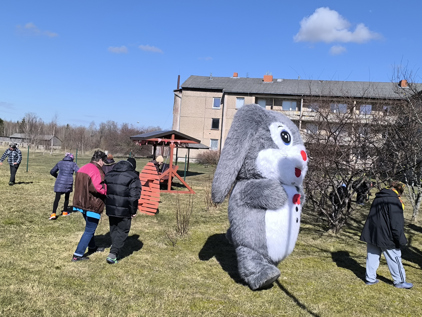 Lieldienu zaķa sagaidīšana “Gudeniekos” – rotaļas, šūpoles un prieka pilni mirkļi