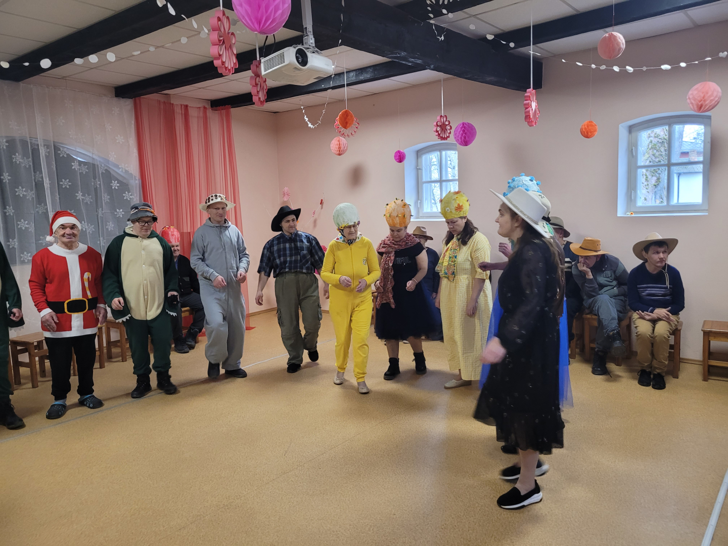 Krāsainā “Cepuru balle” Aizvīķos – radošums, prieks un kopā būšana