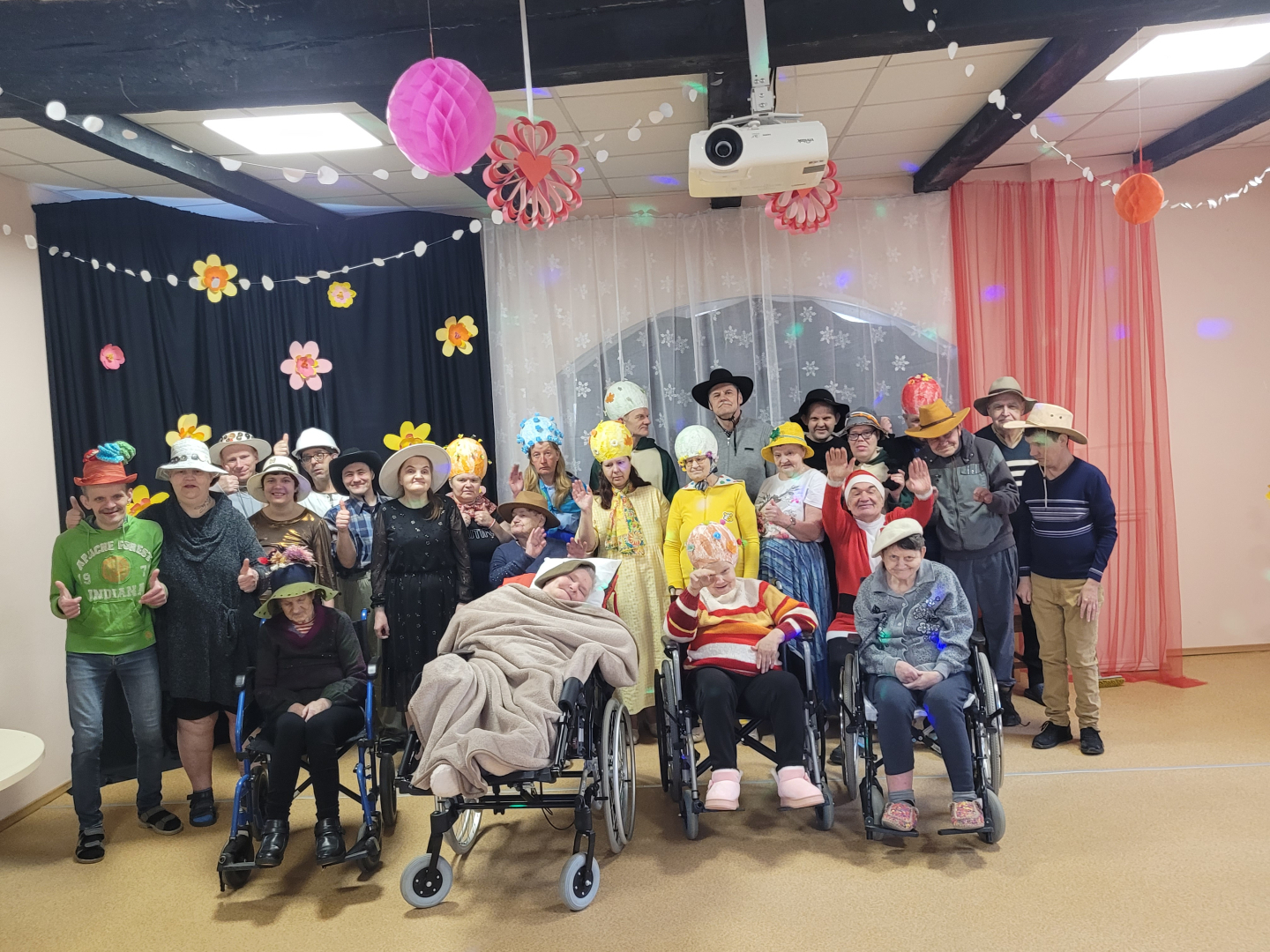 Krāsainā “Cepuru balle” Aizvīķos – radošums, prieks un kopā būšana