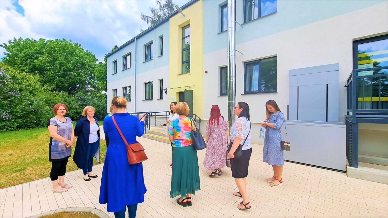 Dzeldā pārrunā projektā “Kurzeme visiem” paveikto un aplūko jaunizveidotos grupu dzīvokļus cilvēkiem ar garīga rakstura traucējumiem