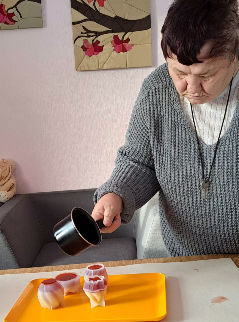 Gaisma, krāsas un kopā būšana Sveču dienā filiālē “Veģi”