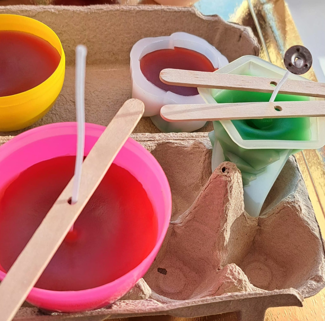 Gaisma, krāsas un kopā būšana Sveču dienā filiālē “Veģi”