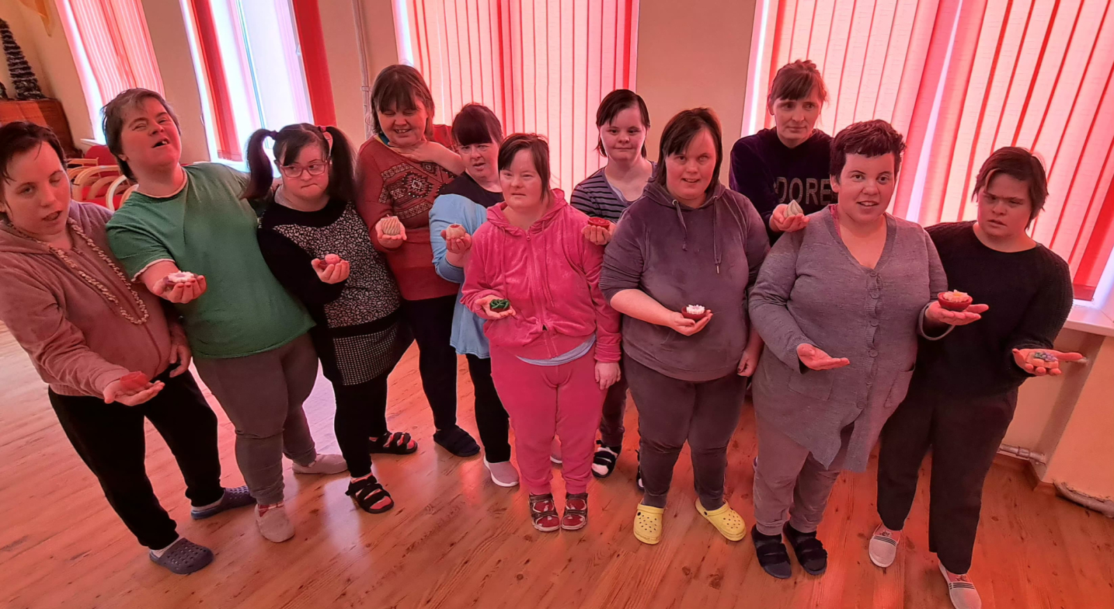 Gaisma, krāsas un kopā būšana Sveču dienā filiālē “Veģi”