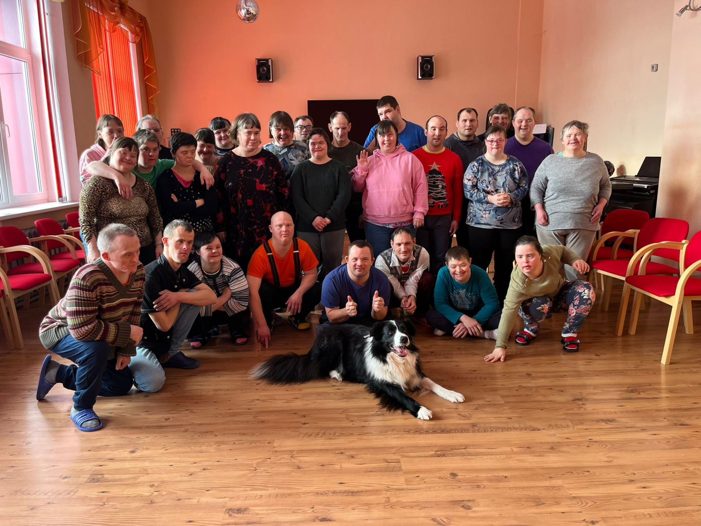 Četrkājainais prieka vēstnesis – kanisterapijas suns Basso viesojas filiālē “Veģi”