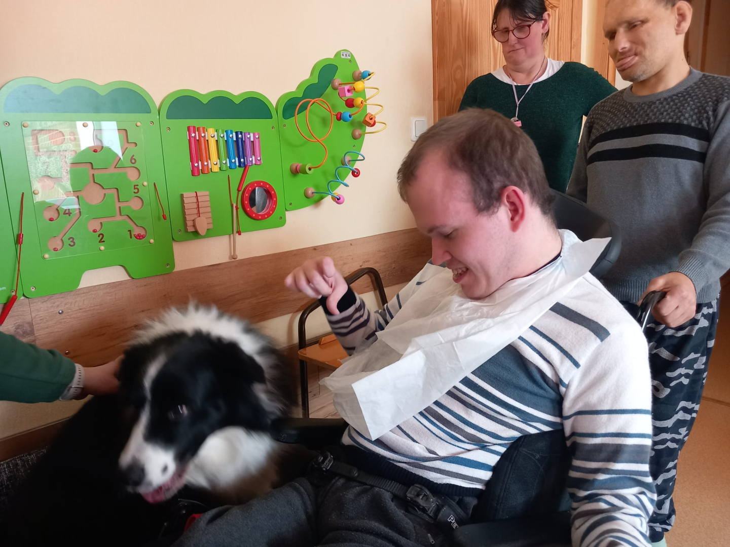 Četrkājainais prieka vēstnesis – kanisterapijas suns Basso viesojas filiālē “Veģi”