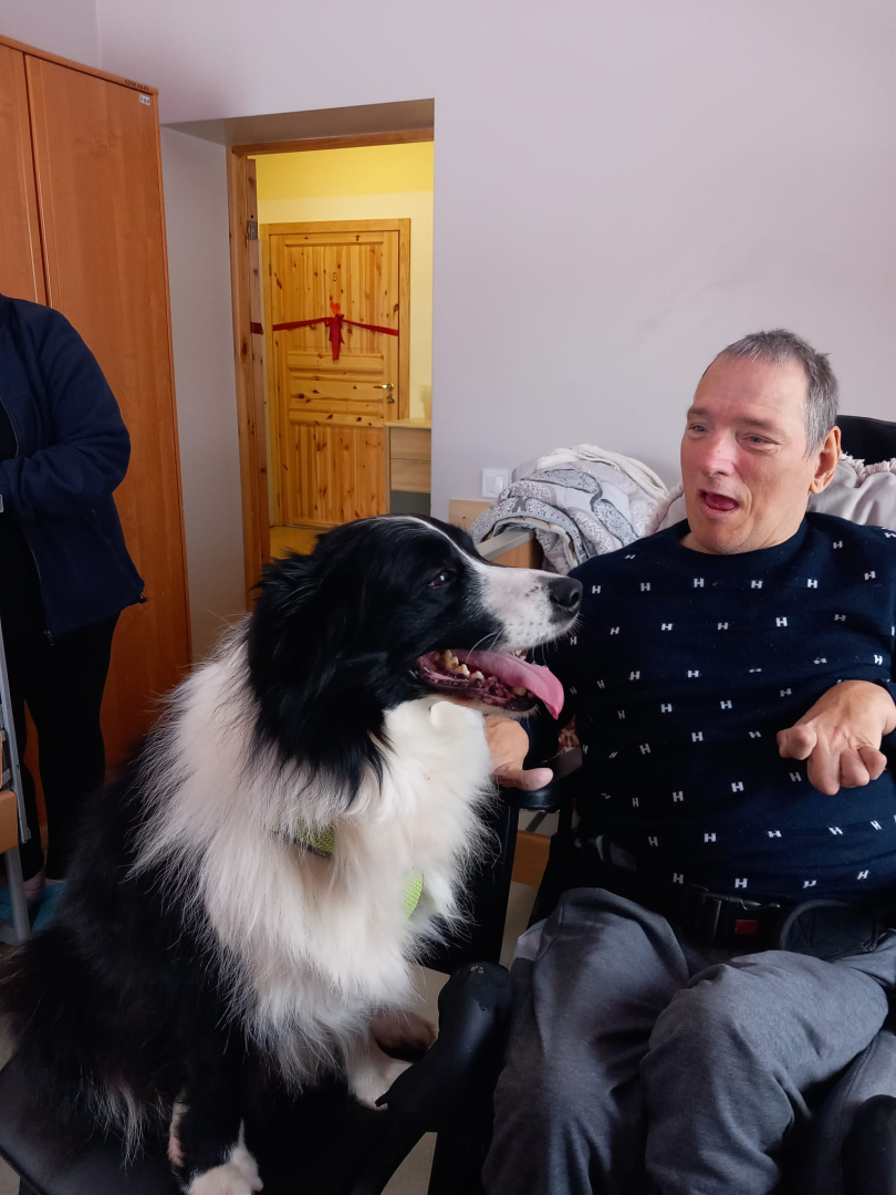 Četrkājainais prieka vēstnesis – kanisterapijas suns Basso viesojas filiālē “Veģi”