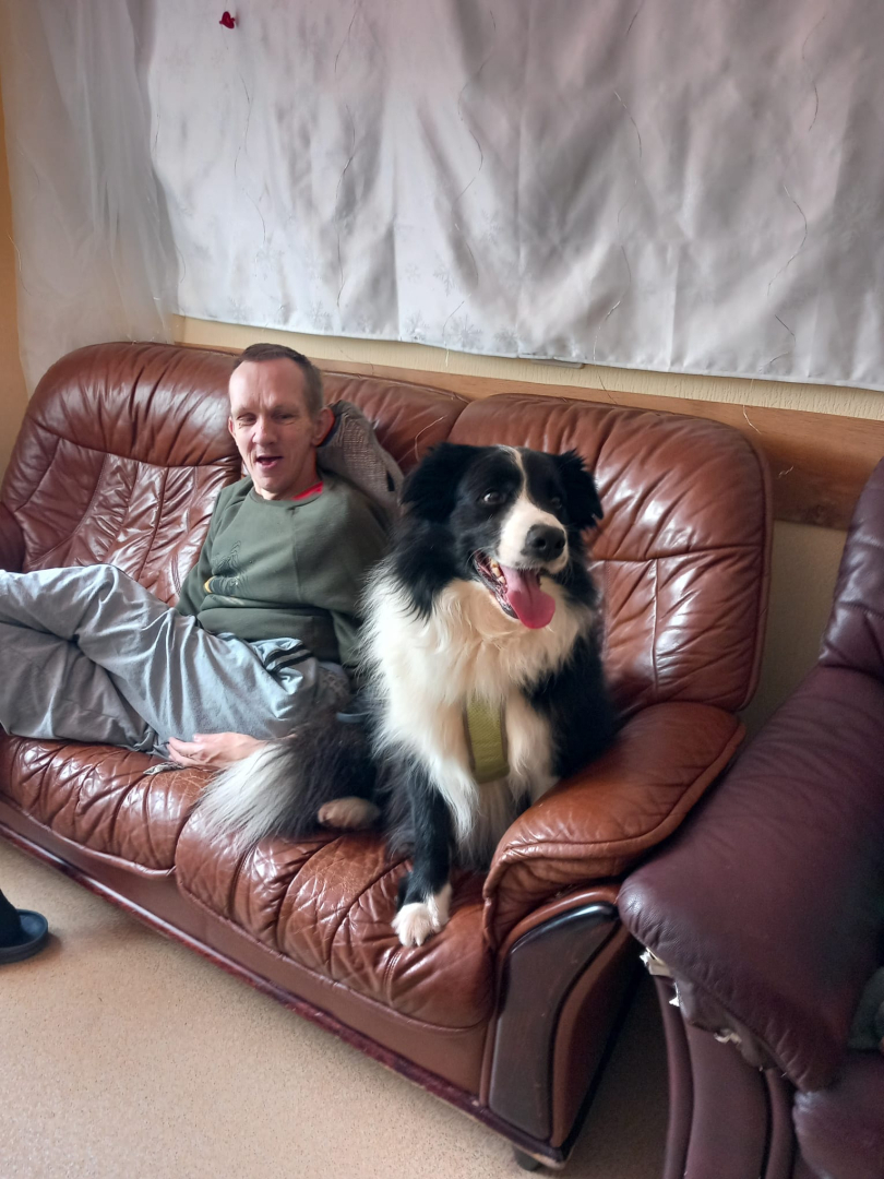 Četrkājainais prieka vēstnesis – kanisterapijas suns Basso viesojas filiālē “Veģi”