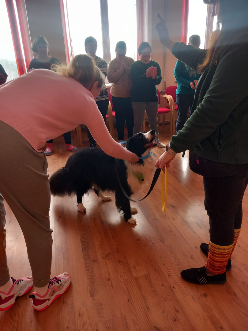 Četrkājainais prieka vēstnesis – kanisterapijas suns Basso viesojas filiālē “Veģi”