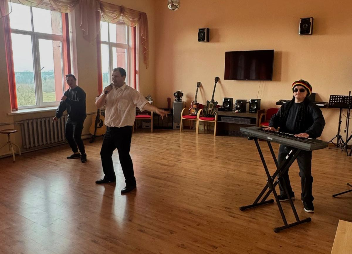 Kad zvaigznes tiekas: mūzika, radošums un prieks “Veģos”