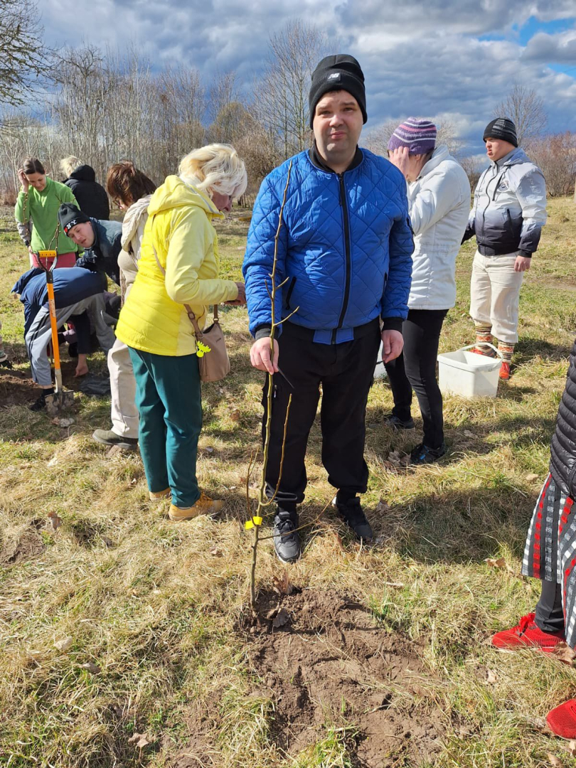 “Apstādīsim Latviju ar augļu kokiem” Veģos – kopā stādīts nākotnes prieks
