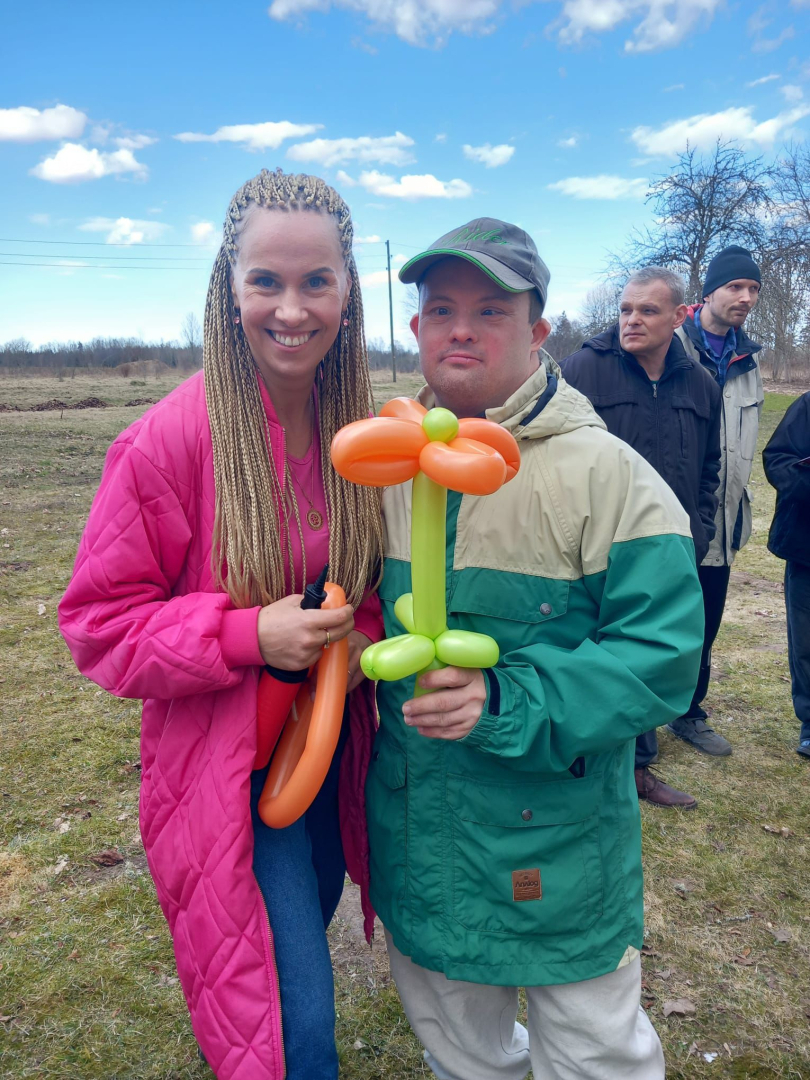 “Apstādīsim Latviju ar augļu kokiem” Veģos – kopā stādīts nākotnes prieks