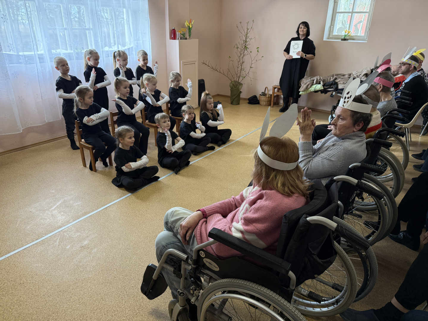 Sirsnīgs Lieldienu prieks “Aizvīķos” – bērnu priekšnesums ienes pavasara siltumu