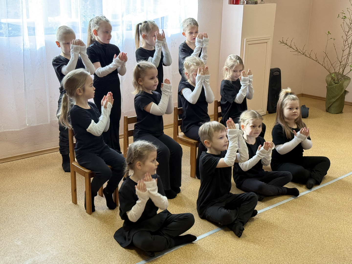 Sirsnīgs Lieldienu prieks “Aizvīķos” – bērnu priekšnesums ienes pavasara siltumu