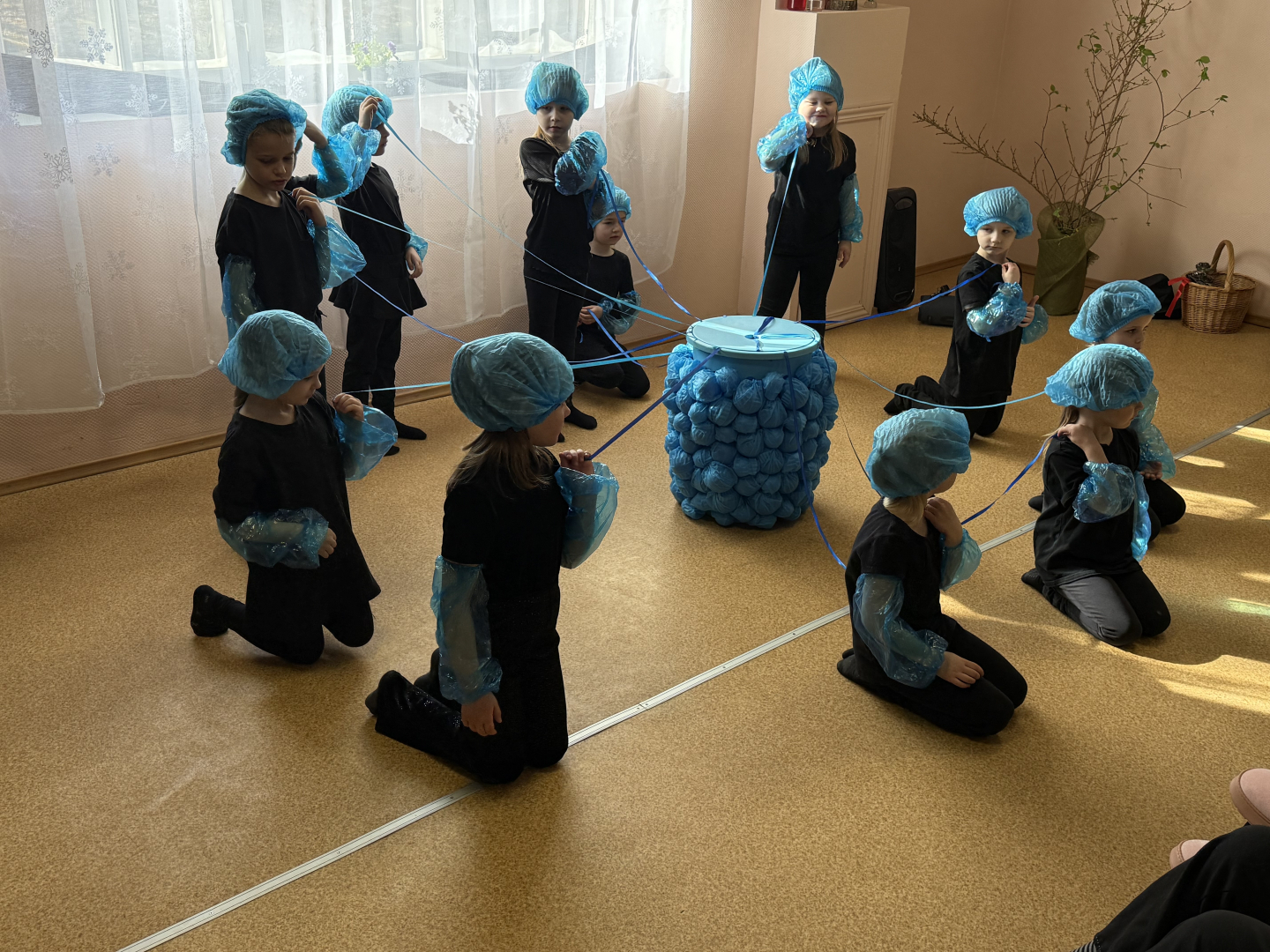 Sirsnīgs Lieldienu prieks “Aizvīķos” – bērnu priekšnesums ienes pavasara siltumu