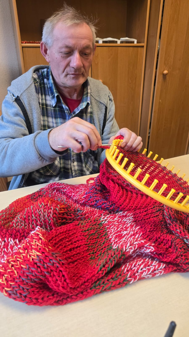 Mācamies adīt un tapot