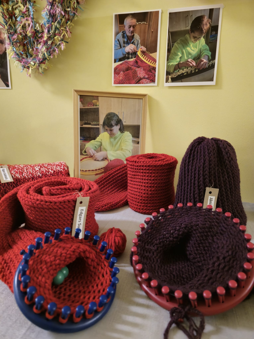 Mācamies adīt un tapot