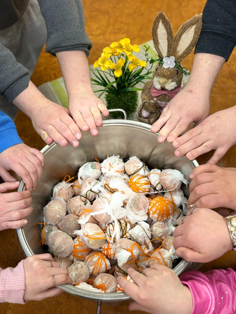 Lieldienu prieks filiālē “Liepāja” – tradīcijas, rotaļas un pavasara garša