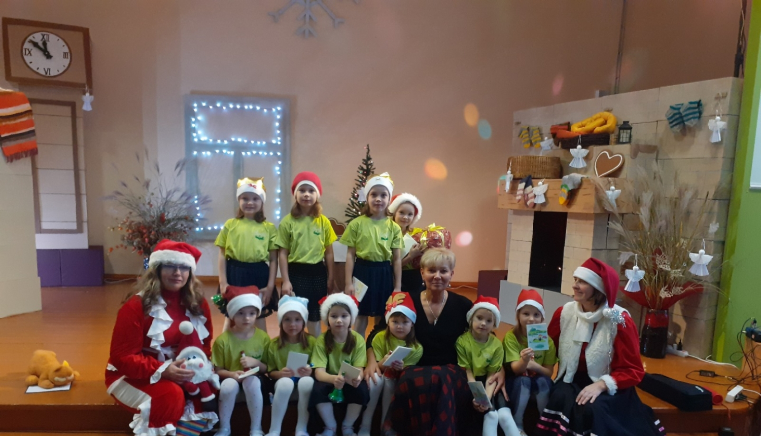 Ar gaišām domām gaidām Ziemassvētkus Ar sveču liesmām, piparkūkām izrotātus. Un sirdī sasildītas zvaigznes visiem dalām Šais dienās mīlestība nepaies nevienām mājām garām. VSAC Kurzeme filiālē “Iļģi” 12.decembra rītā ar sirdsmīļu koncertu viesojās Dienvidkurzemes novada Grobiņas PII “Pīpenīte” bērni kopā ar audzinātājām. Bērni bija ne tikai sagatavojuši koncertu ar kuru priecēt centra iemītnieku sirdis, bet kā dāvanu bija atveduši pašu veidotus Ziemassvētku apsveikumus un Eņģeļus, ar kuriem šogad dekorēsim 