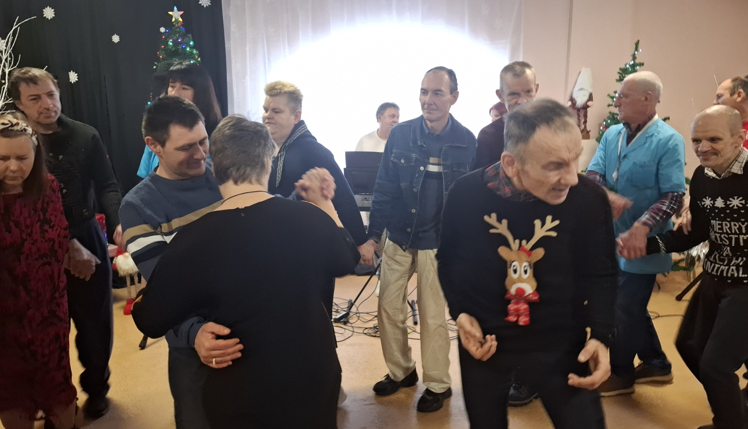 Ar dziesmām un dejām sagaidot Jauno gadu “Aizvīķos”