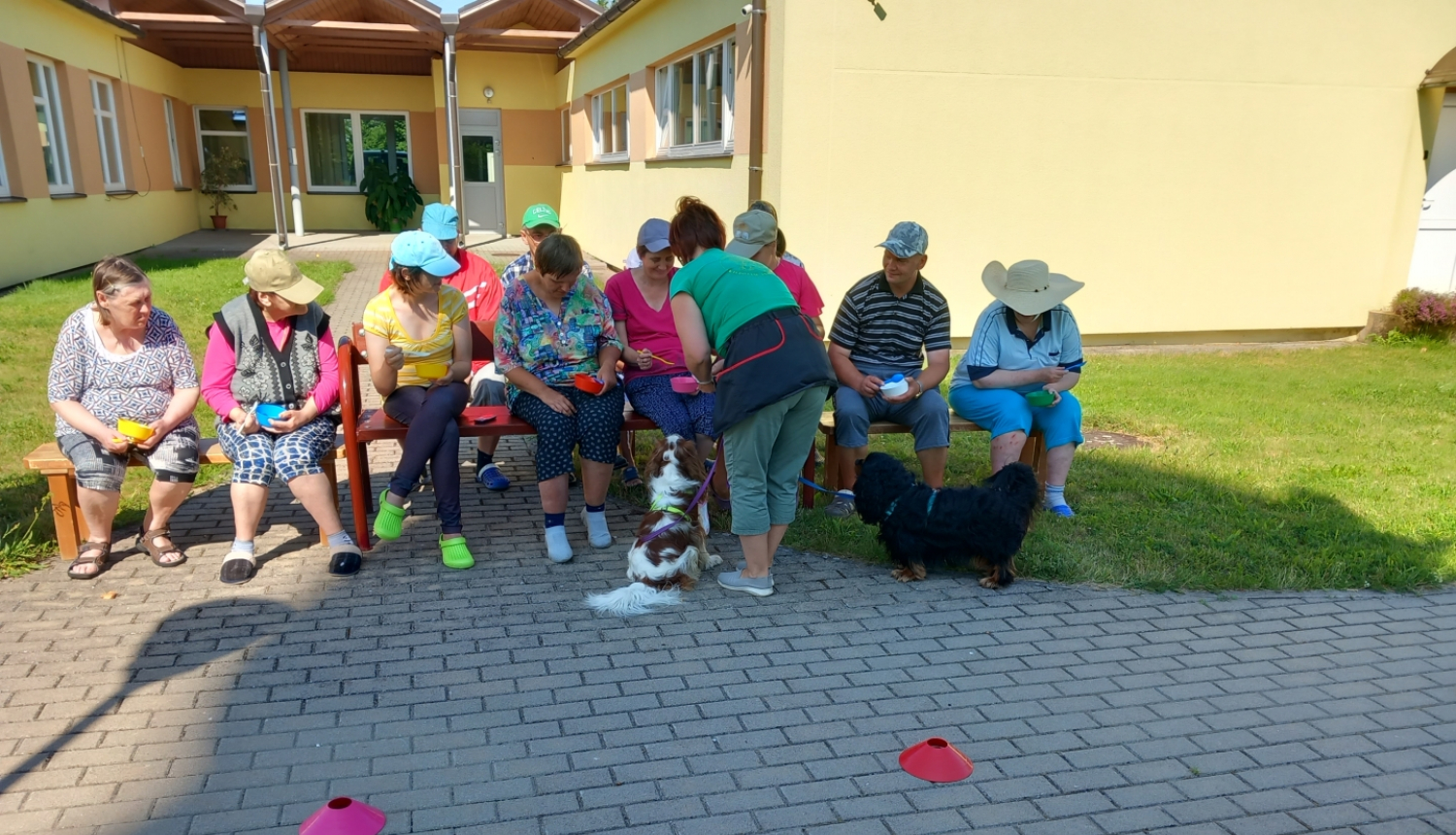 VSAC “Kurzeme” filiālē “Gudenieki” 1. jūnijā piedalījās Kanisterapijas nodarbībā