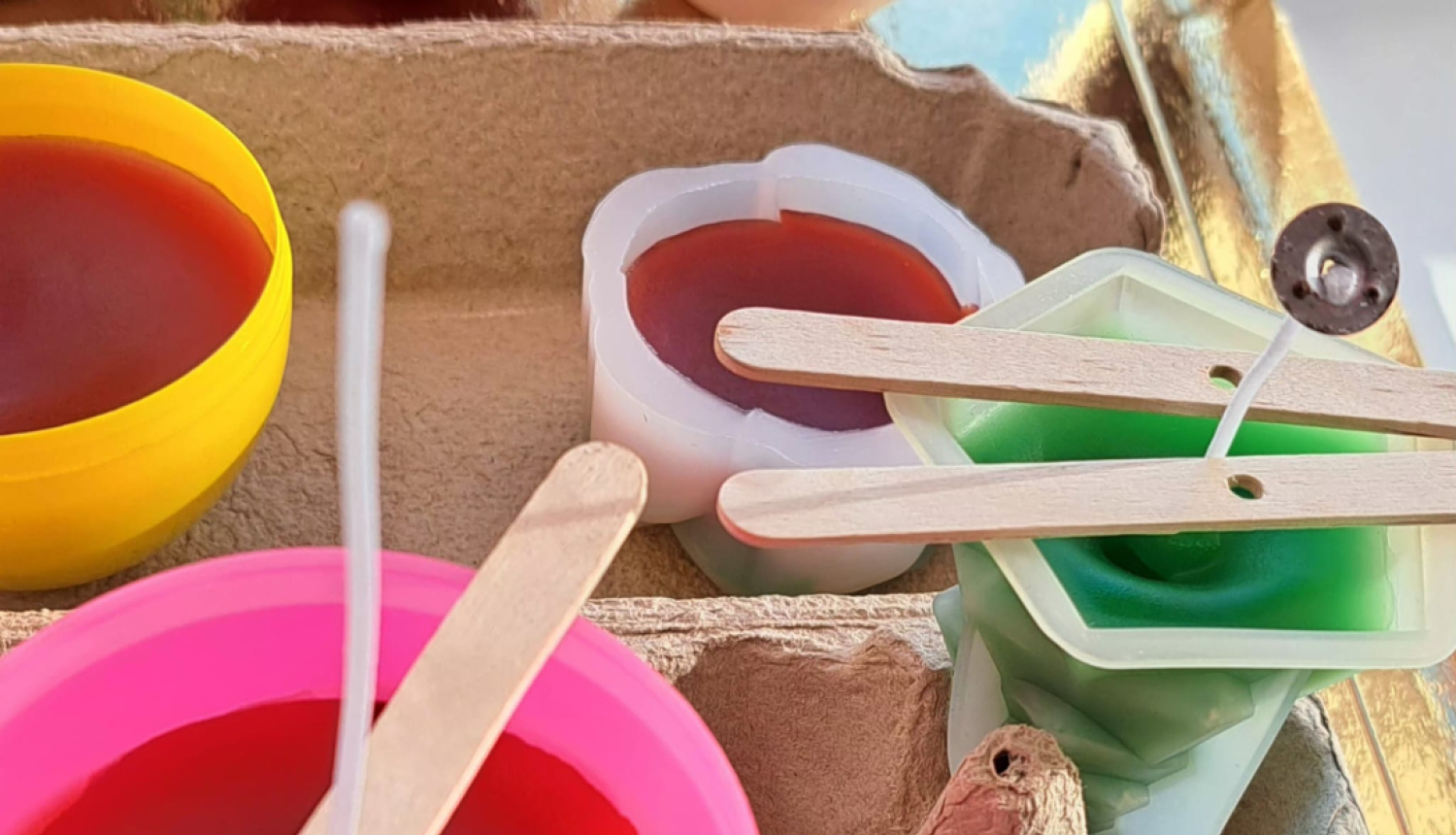 Gaisma, krāsas un kopā būšana Sveču dienā filiālē “Veģi”