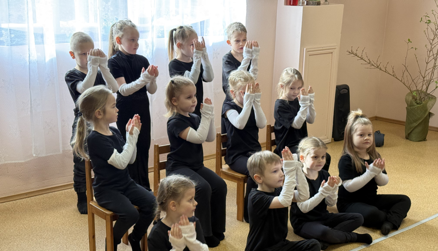 Sirsnīgs Lieldienu prieks “Aizvīķos” – bērnu priekšnesums ienes pavasara siltumu