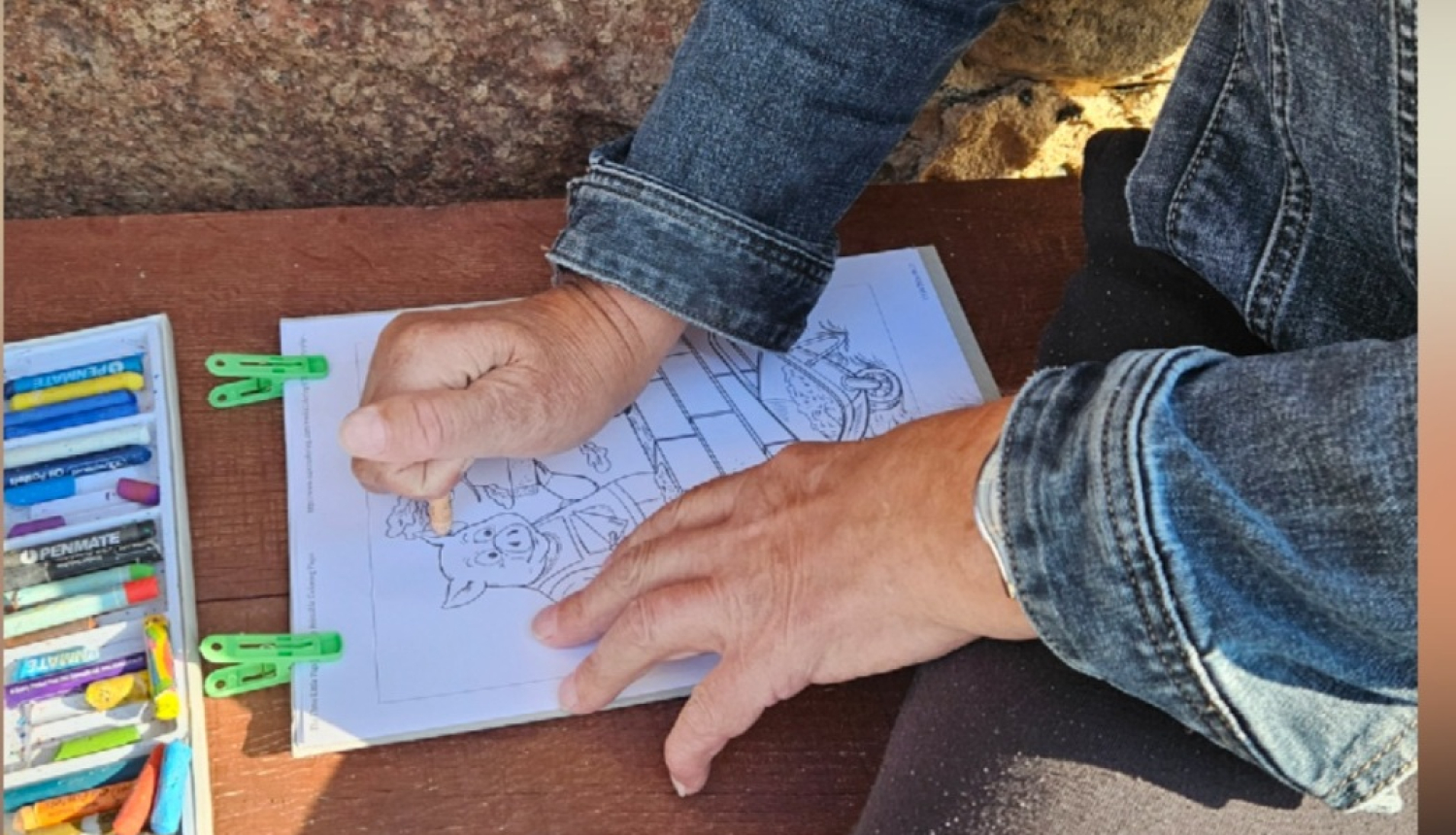 Mākslas plenērs “Dundagā” – radošums, sadarbība un pasakas “Trīs sivēntiņi” krāsās