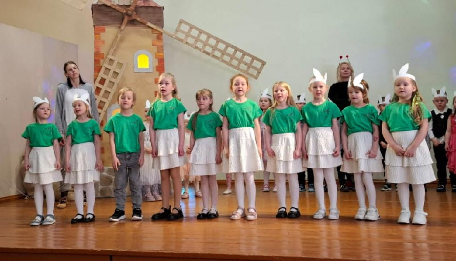 Filiālē “Iļģi” 8. aprīļa rītā, ar krāšņu koncertu viesojās  Durbes PII “Ābolītis” bērni
