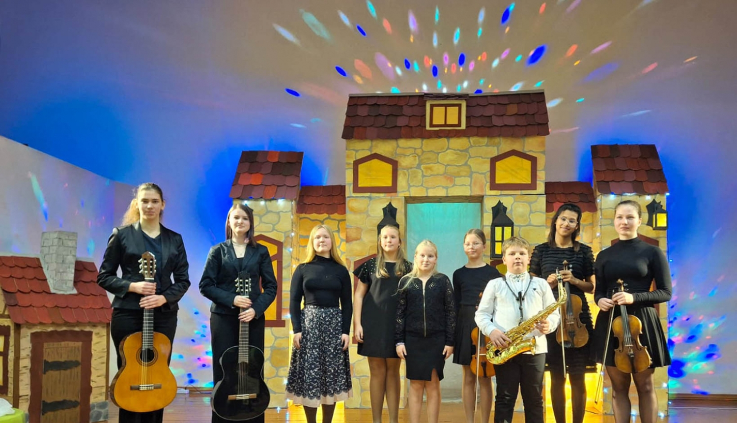 Aizputes mūzikas skolas audzēkņi un pedagogi