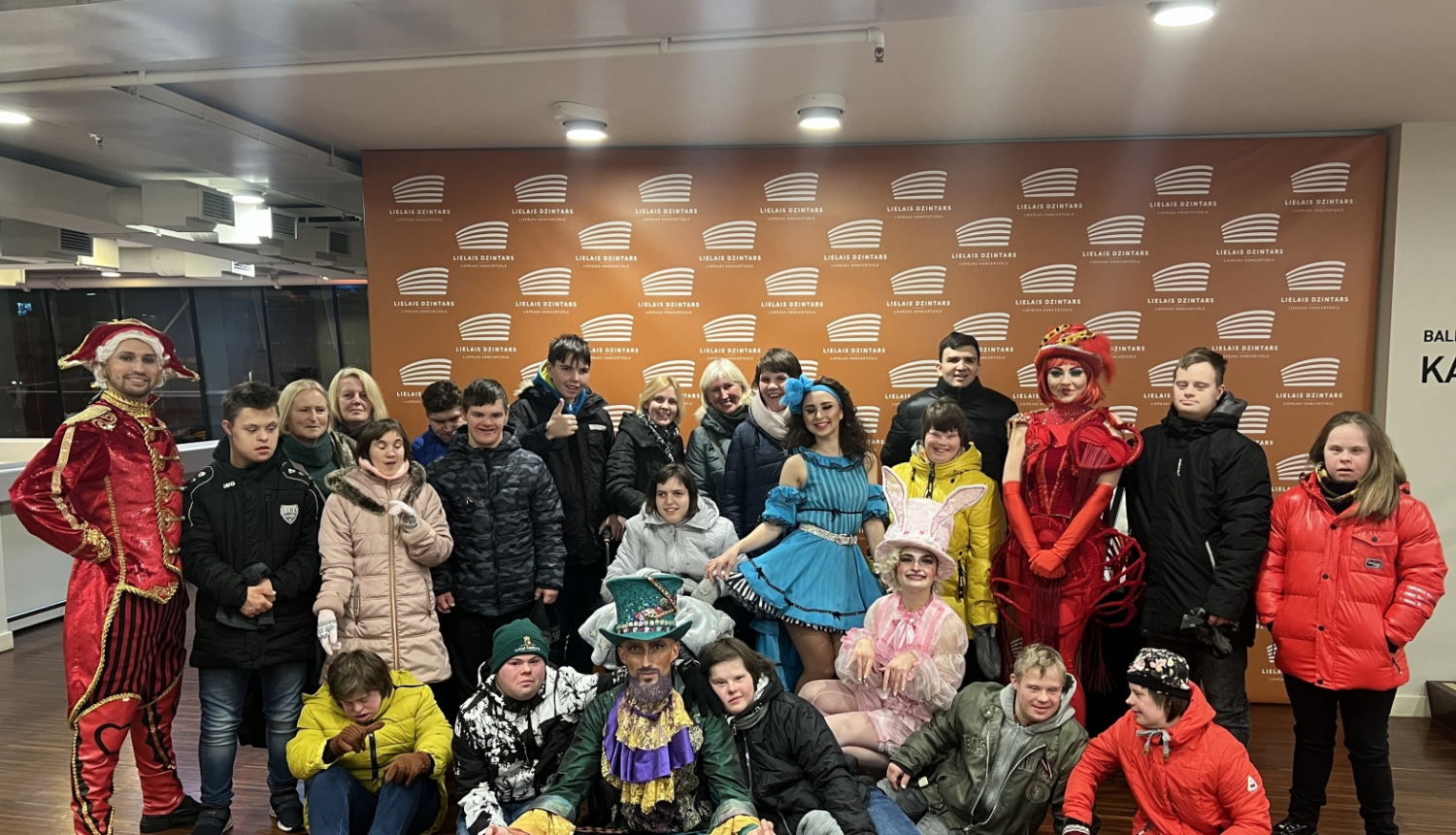  izrādi “Alise Brīnumzemē”