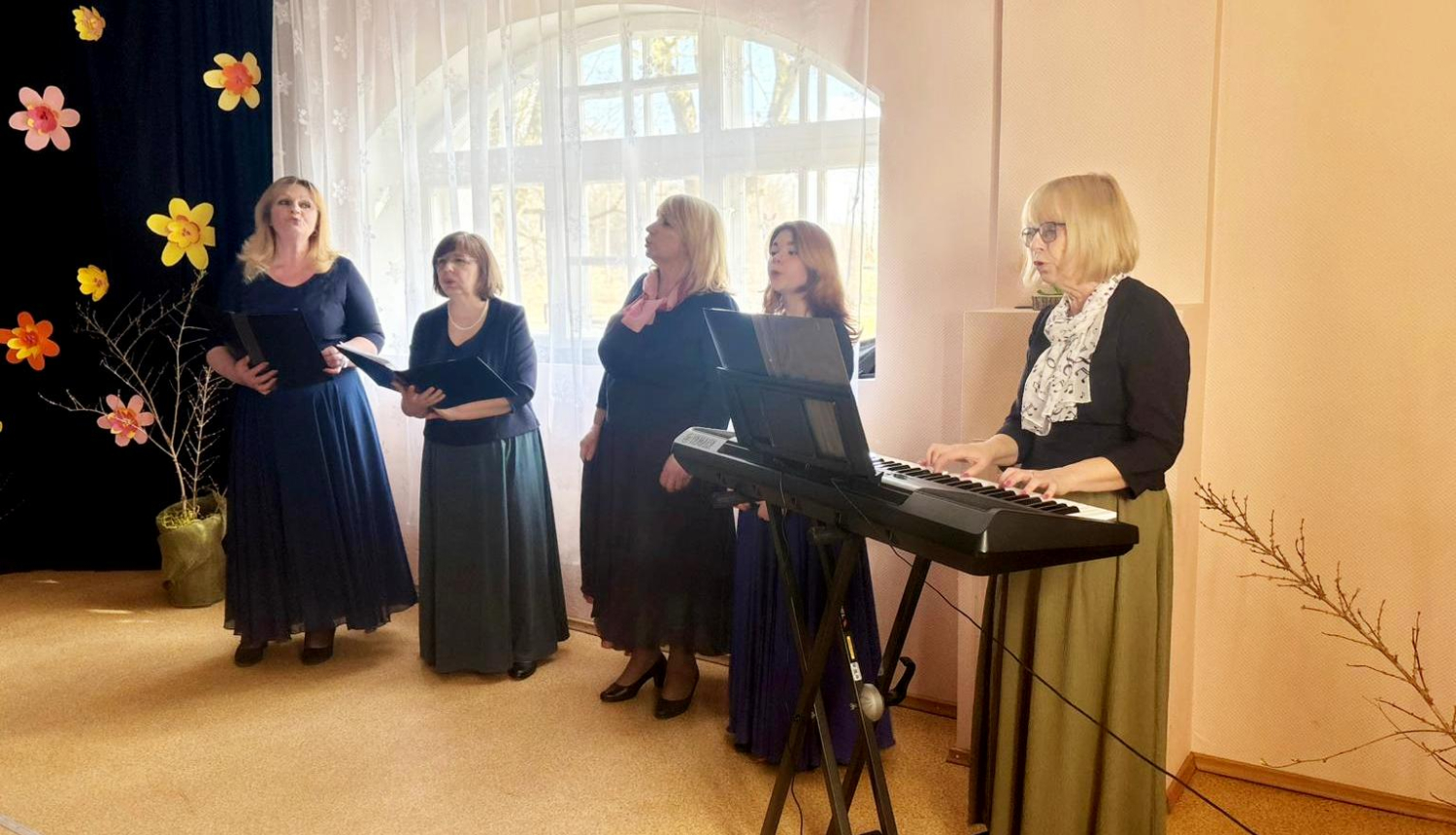 Skanīgs pavasara sveiciens “Aizvīķos” – ansambļa “Savs stils” koncerts priecē klientus