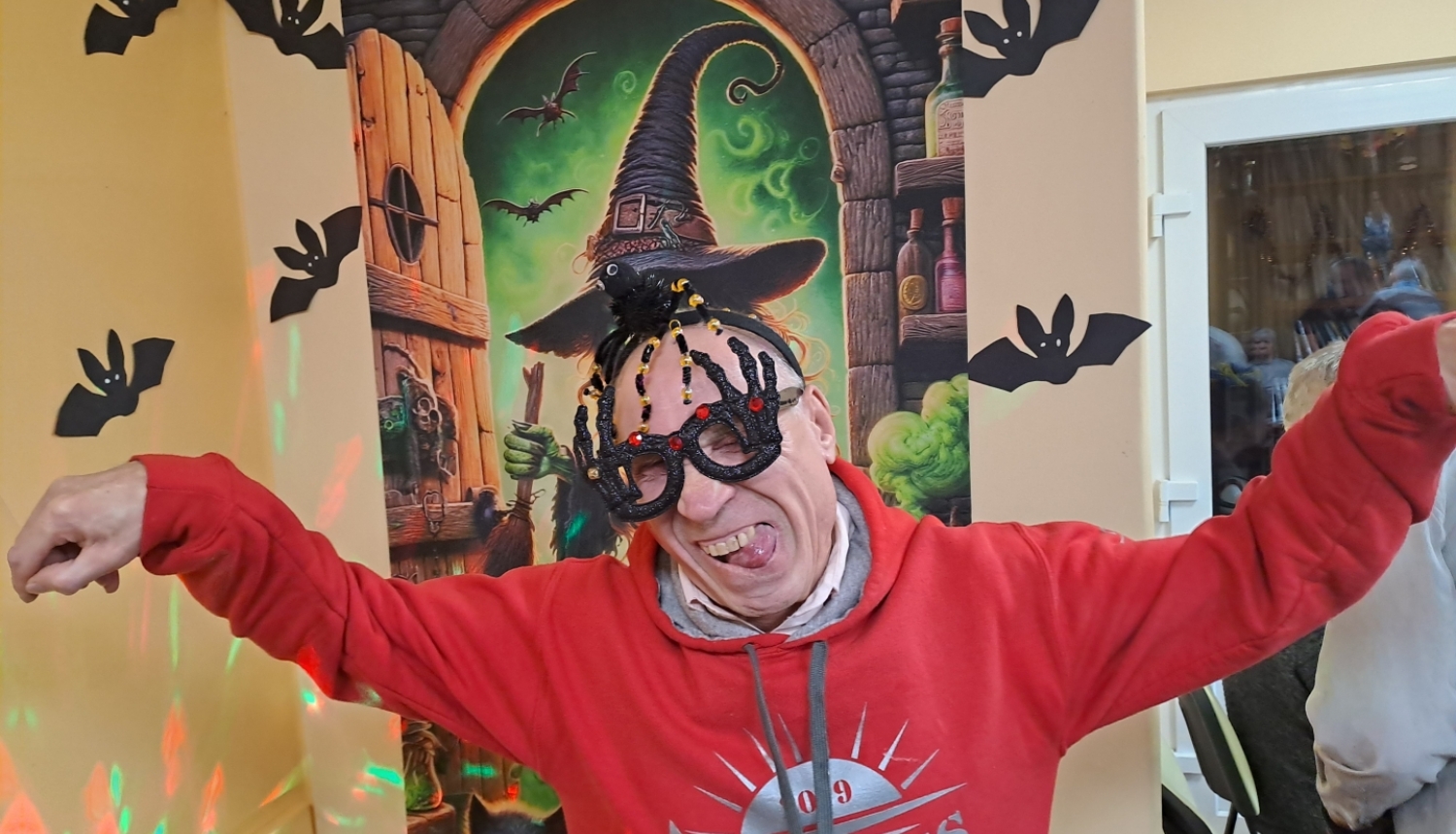 Puisis svin Helovīnus! Rokas izpletis kā sikspārnis, baida apkārtējos!