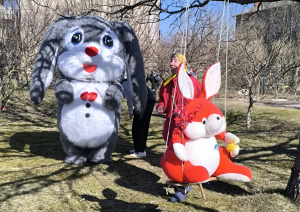 Lieldienu zaķa sagaidīšana “Gudeniekos” – rotaļas, šūpoles un prieka pilni mirkļi