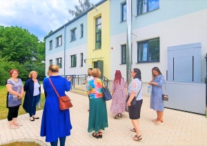 Dzeldā pārrunā projektā “Kurzeme visiem” paveikto un aplūko jaunizveidotos grupu dzīvokļus cilvēkiem ar garīga rakstura traucējumiem