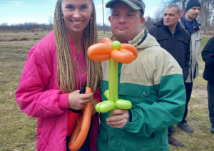 “Apstādīsim Latviju ar augļu kokiem” Veģos – kopā stādīts nākotnes prieks