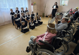 Sirsnīgs Lieldienu prieks “Aizvīķos” – bērnu priekšnesums ienes pavasara siltumu