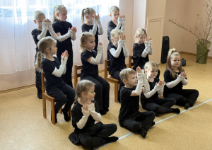 Sirsnīgs Lieldienu prieks “Aizvīķos” – bērnu priekšnesums ienes pavasara siltumu