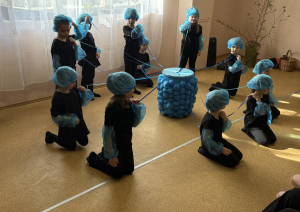 Sirsnīgs Lieldienu prieks “Aizvīķos” – bērnu priekšnesums ienes pavasara siltumu