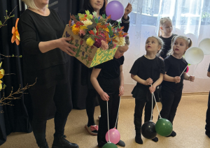 Sirsnīgs Lieldienu prieks “Aizvīķos” – bērnu priekšnesums ienes pavasara siltumu