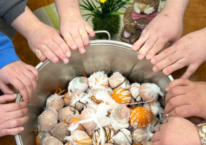 Lieldienu prieks filiālē “Liepāja” – tradīcijas, rotaļas un pavasara garša